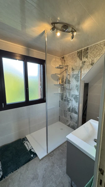 Salle de bain avec motifs